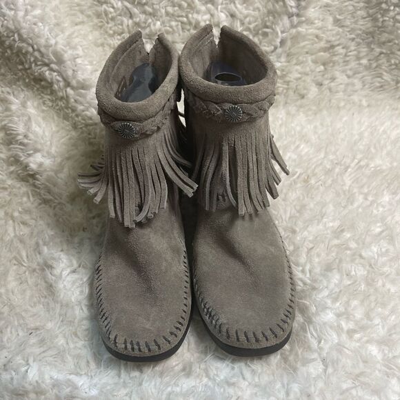 Minnetonka Hi Top Back Zip Boot Grey Suede with fringe accent SZ7 - Picture 1 of 10